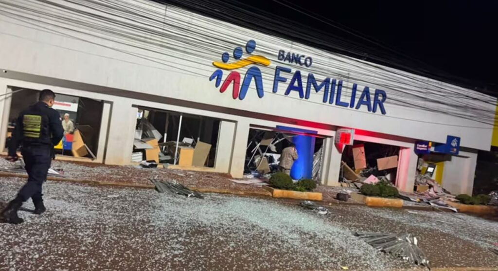 Mega-assalto a bancos espalha terror e mobiliza forças de segurança em Santa Rita, no Paraguai 2 160626 assalto 1