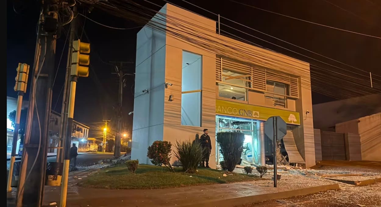 Mega-assalto a bancos espalha terror e mobiliza forças de segurança em Santa Rita, no Paraguai 1 160626 assalto 2