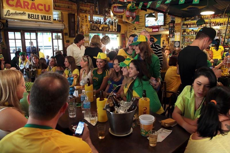 Bares podem cobrar ingresso e consumação mínima nos jogos da Copa do Mundo, orienta a Abrabar 1 bares na copa