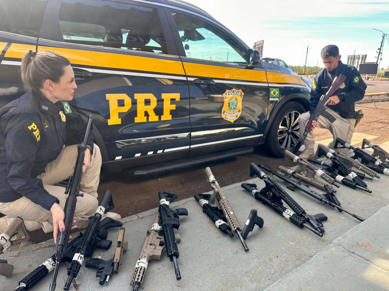 Maior da história: arsenal de 25 fuzis e 16 pistolas apreendidas na BR-277 entraram no Brasil por Foz do Iguaçu 1 fuziz prf