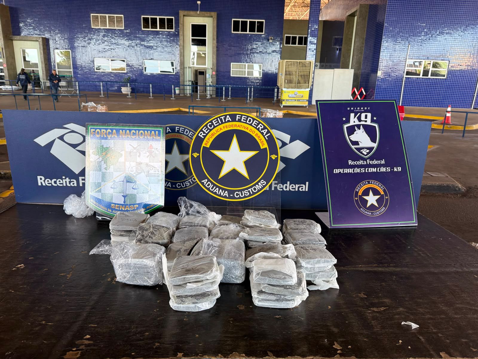 Veículo paraguaio é flagrado na Ponte da Amizade com 17 kg de haxixe no compartimento do estepe 1 haxixe ponte