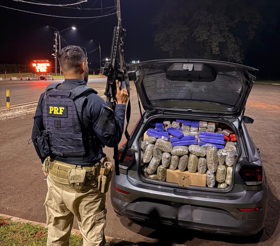 Polo clonado 'entupido' de maconha é apreendido após tentativa de fuga por 600 metros na BR-277, na região de Foz 1 maconha na br