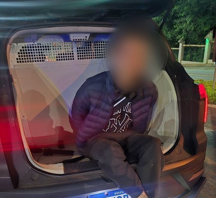Homem de 29 anos acelera para fugir da Guarda Municipal, perde controle e atropela placa de sinalização em Foz 1 motorita preso