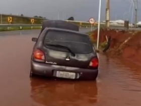 temporal transforma marginal da br 277 em rio e deixa carro ilhado no acesso a perimetral 6a41a99ba1fb8