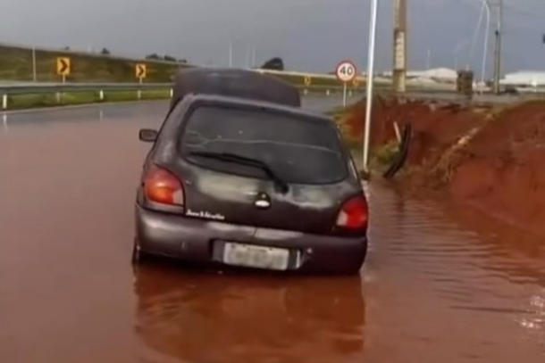 temporal transforma marginal da br 277 em rio e deixa carro ilhado no acesso a perimetral 6a41a99ba1fb8