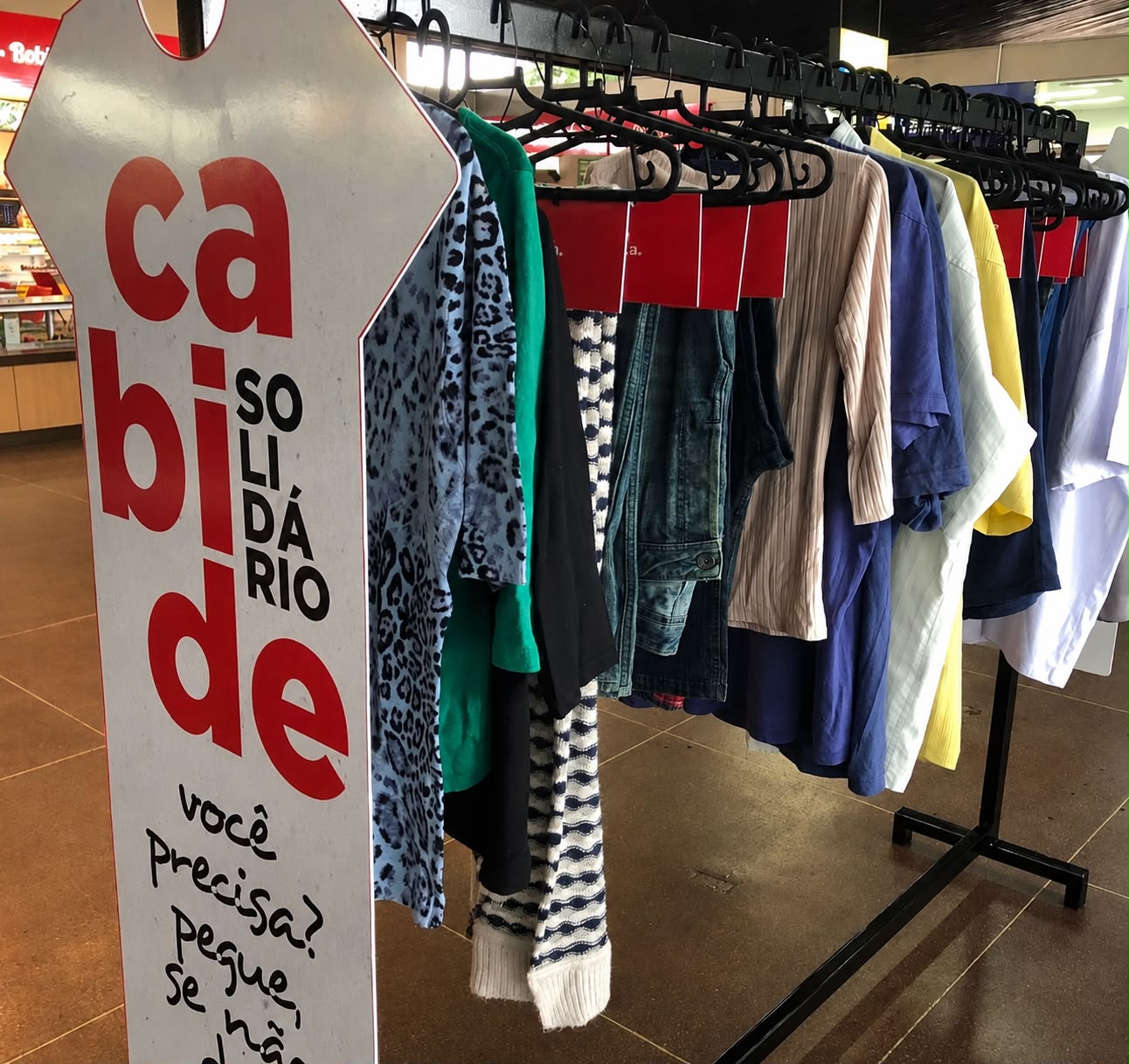 Cabide Solidário recebe doações de roupas de inverno na Rodoviária de Foz 1 cabide solidario