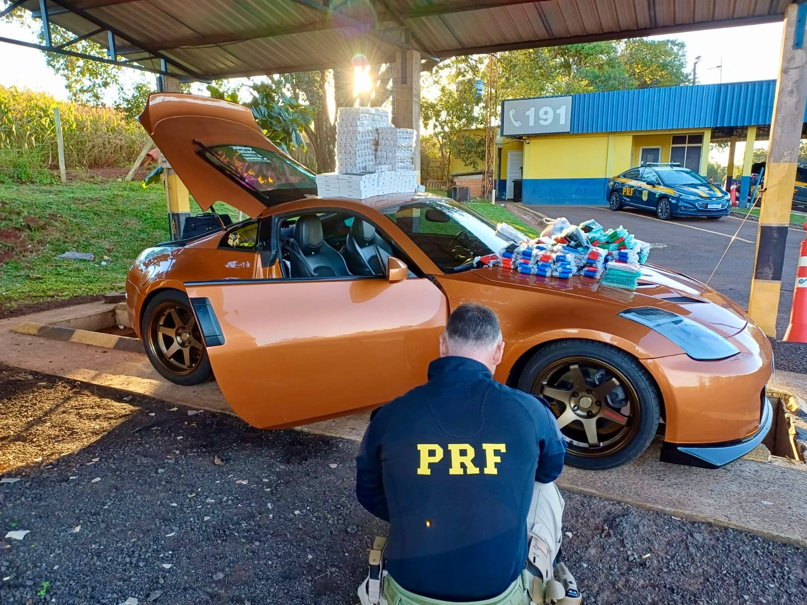 Paraguaio foge a pé após abandonar veículo de luxo com 416 iPhones e 2,8 mil ampolas emagrecedoras na BR-277 1 carro de