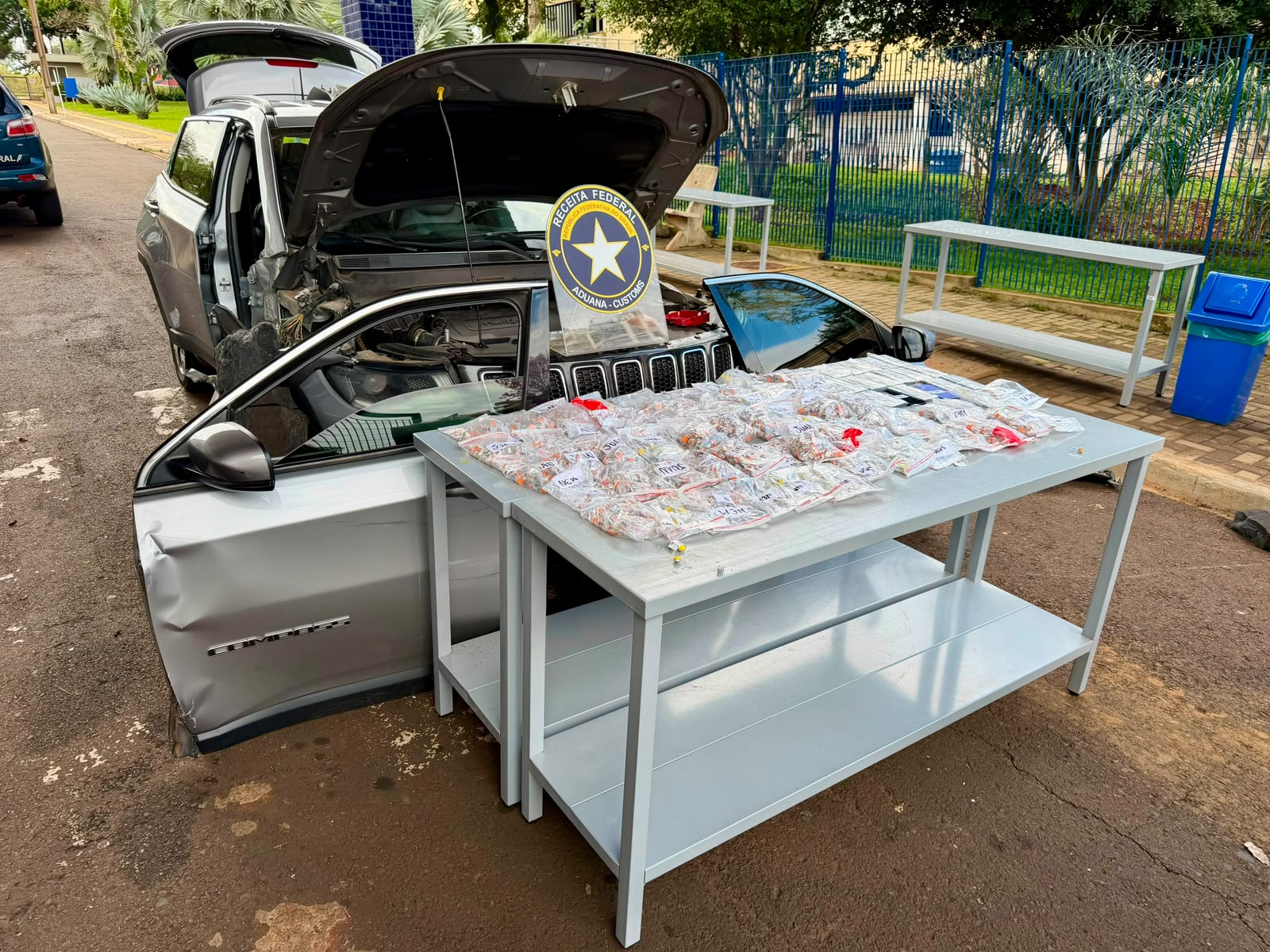Veículo com três passageiros que usaram aplicativo de carona é flagrado com 1,8 mil medicamentos na BR-277 1 carro lotado