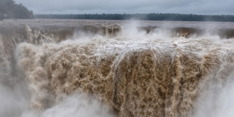Passarela argentina das Cataratas do Iguaçu está fechada devido o aumento da vazão do Rio Iguaçu 1 cataratas 750x375 1