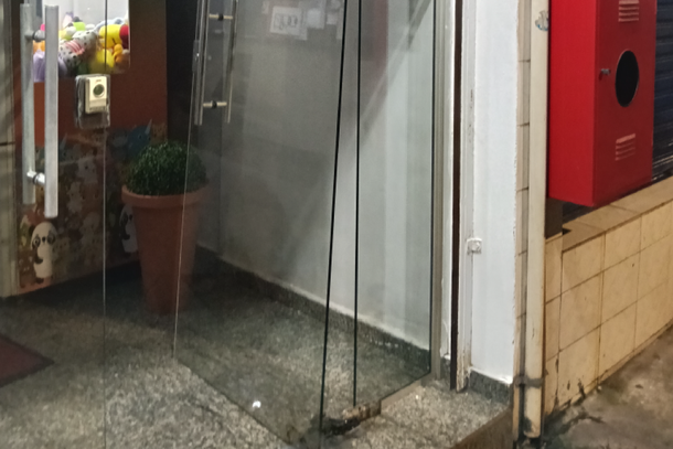 homem e preso apos invadir hotel causar confusao e danificar porta no centro de foz 6a50f83576d96