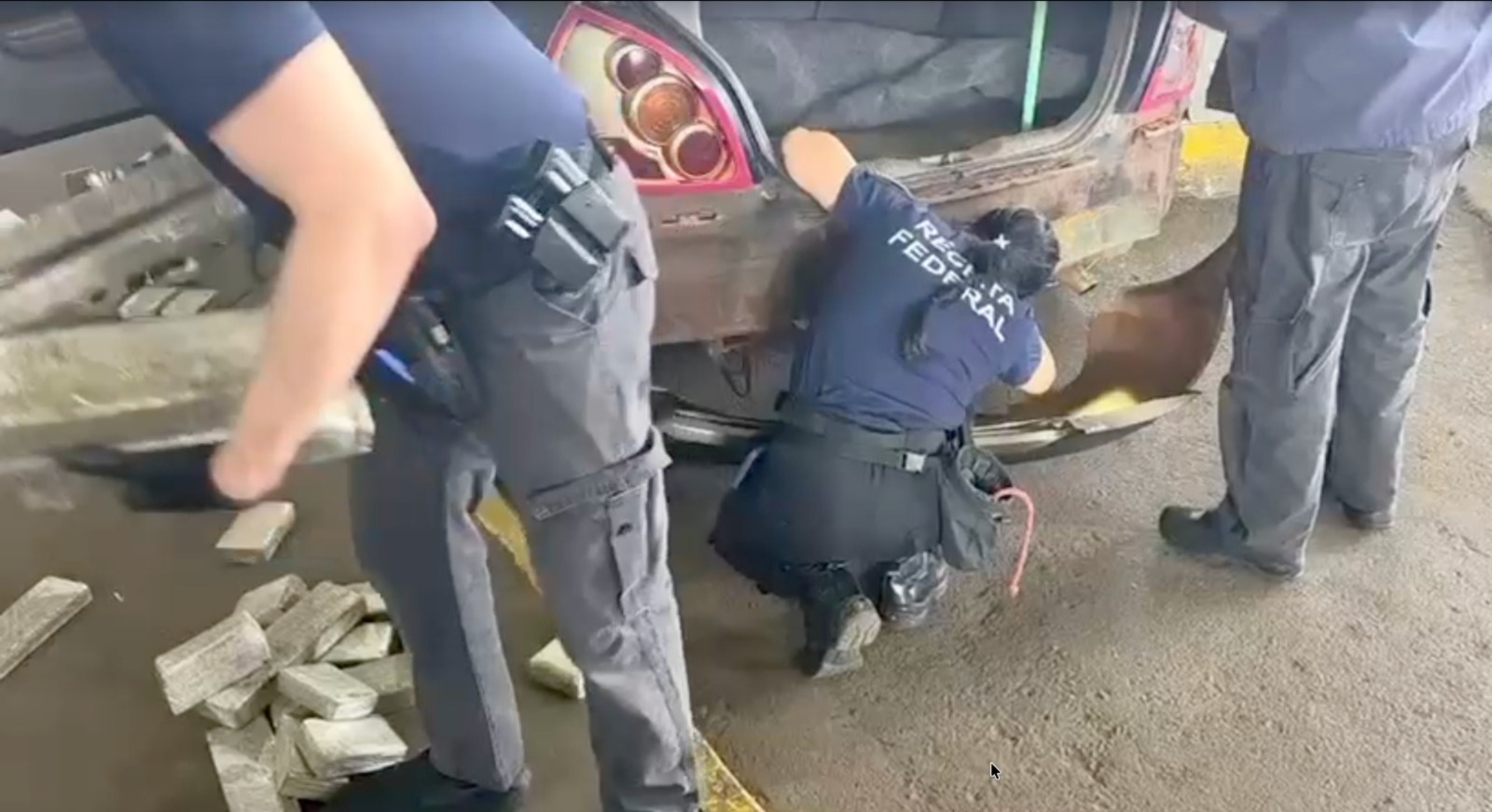 Paraguaio acompanhado de uma mulher tenta entrar no Brasil por Foz com mais de 110 kg de maconha 1 maconha carro 1