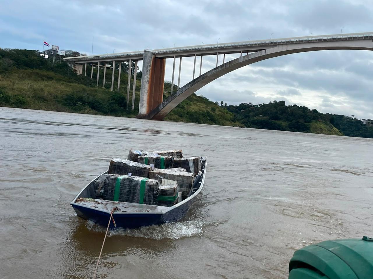 Ação policial na madrugada resulta na apreensão de 770 kg de maconha paraguaia sob a Ponte da Amizade 1 maconha rio 1