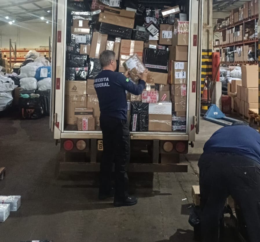 Caminhão que saiu de Foz é flagrado em Cascavel transportando haxixe, skunk e mercadorias ilegais na BR-277 1 carga fracionada