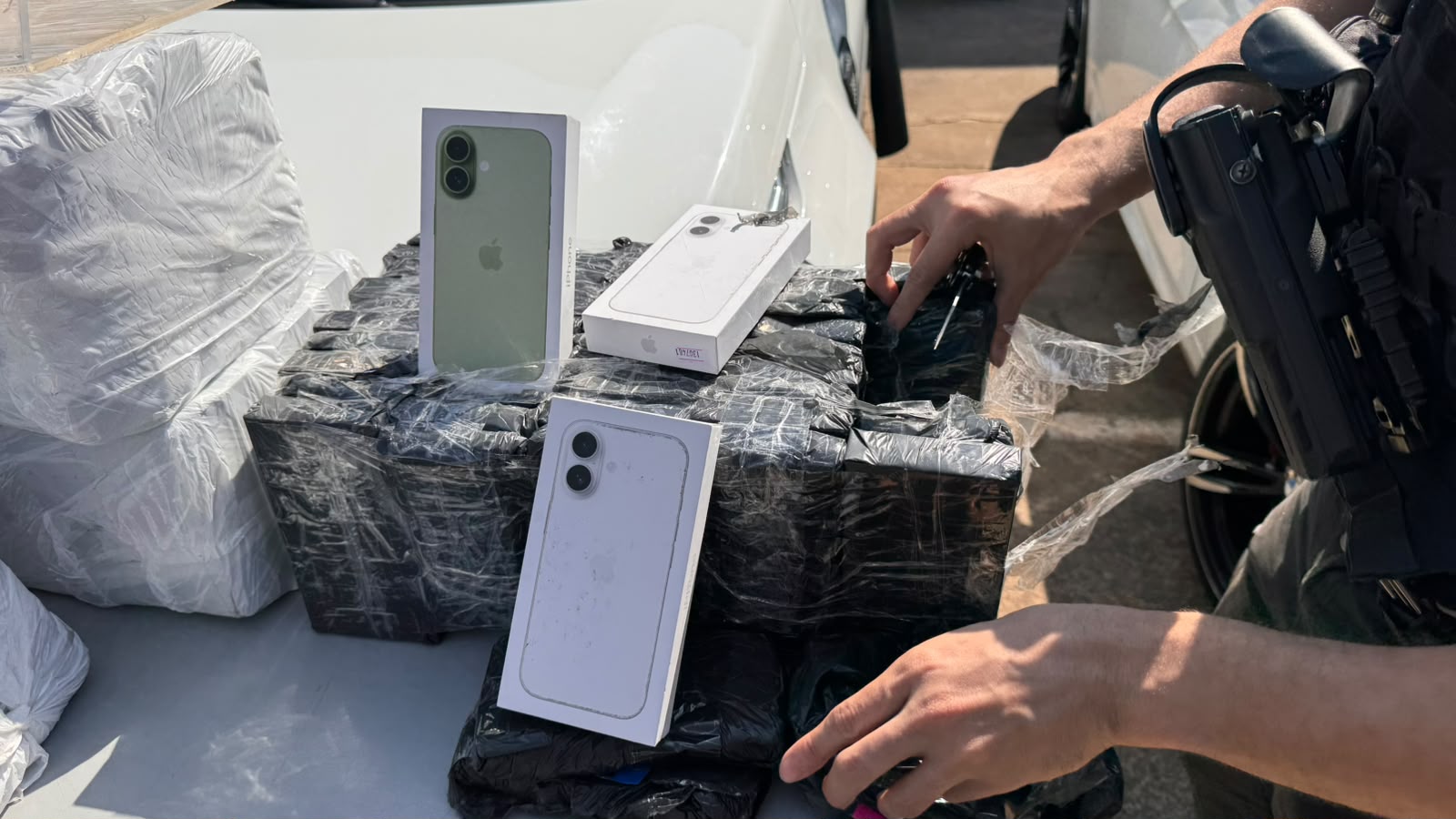Linha cruzada: veículo em alta velocidade leva à apreensão de carga milionária de celulares na BR-277 1 celulares br