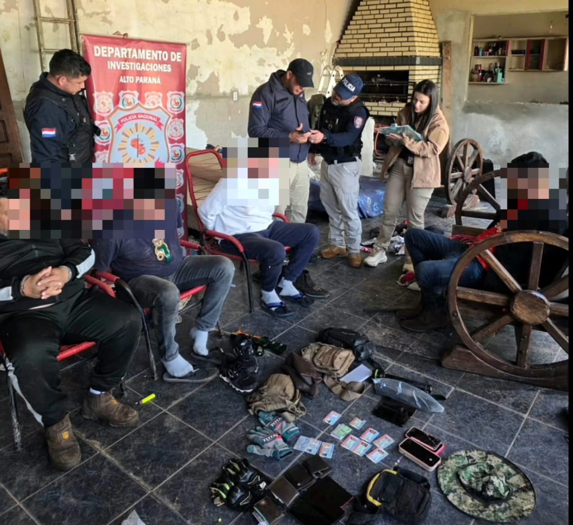 Polícia “estoura” possível esconderijo e detém cinco suspeitos em operação neste domingo no Paraguai. ASSISTA! 1 suspeitos presos