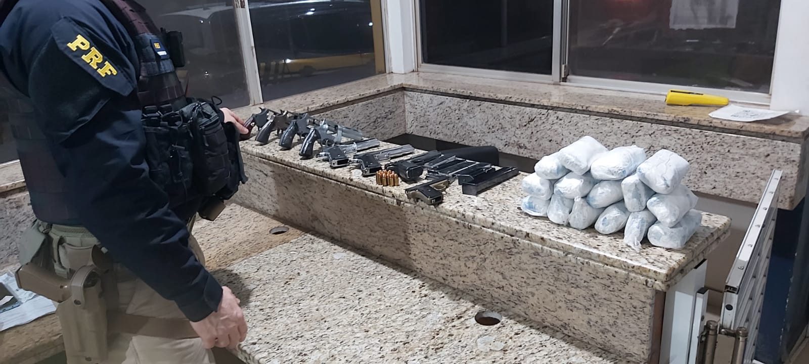 Mulheres de 22 e 26 anos escondiam haxixe e armas amarrados aos corpos em ônibus que saíram de Foz do Iguaçu 1 armas e