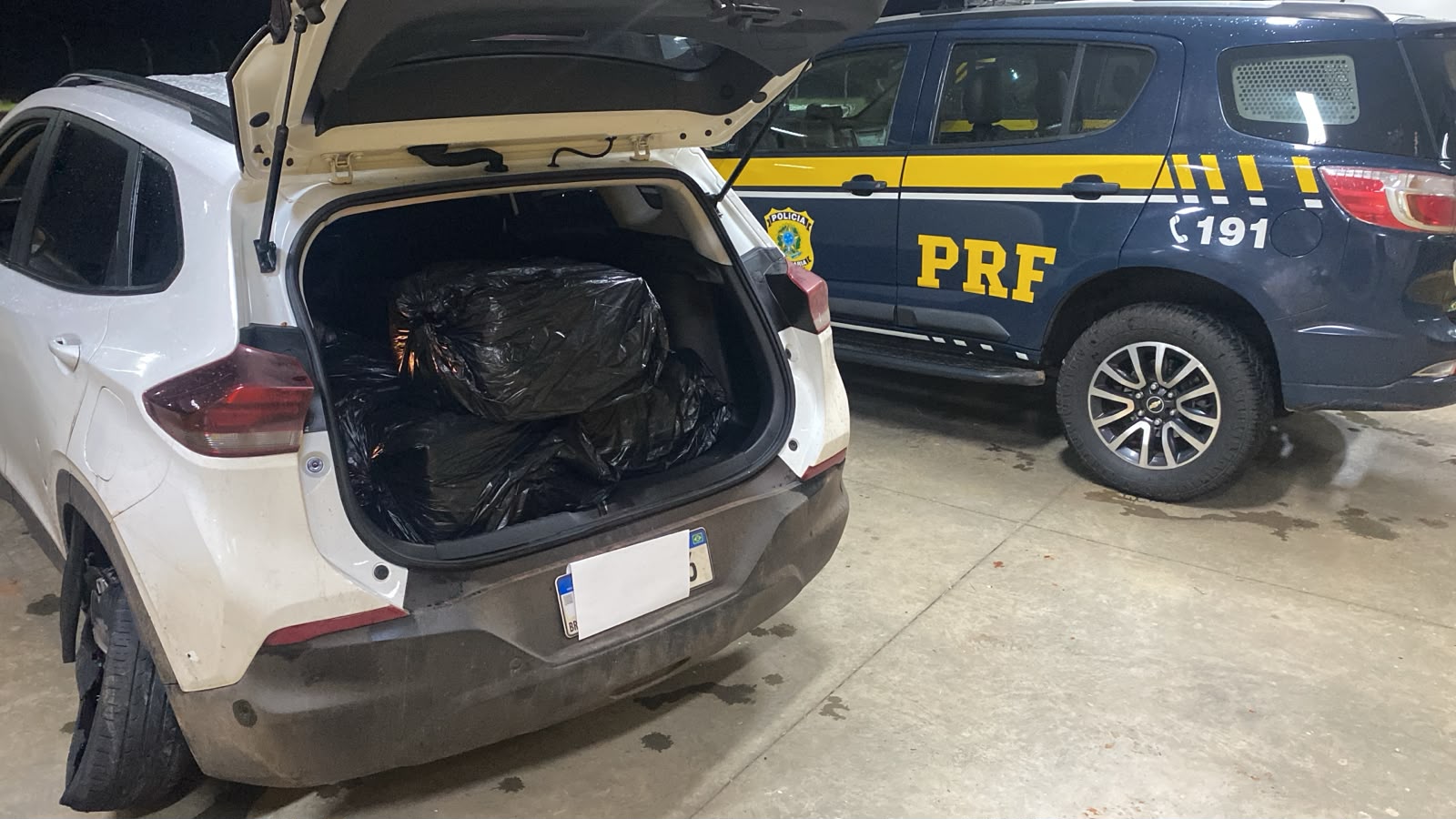 Suspeito de tráfico tenta atropelar policiais e acaba preso após tentativas de fuga de carro e a pé no Paraná 1 maconha e fuga