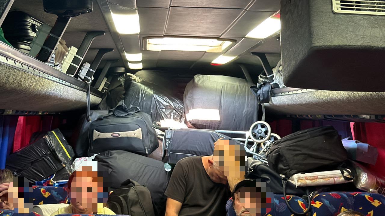 Ônibus clandestino apreendido em Foz do Iguaçu transportava 500 caixas de cigarros e 800 ampolas emagrecedoras 1 onibus contrabando
