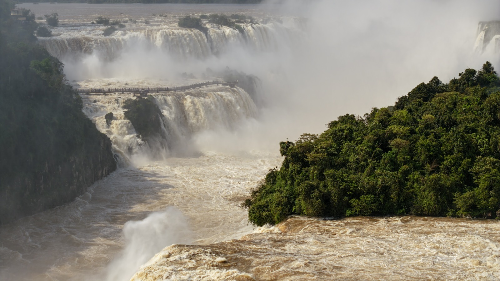 VÍDEO: Vazão nas Cataratas do Iguaçu passa de 10 milhões de litros por segundo, sete vezes acima do normal 1 passarela cataratas 2