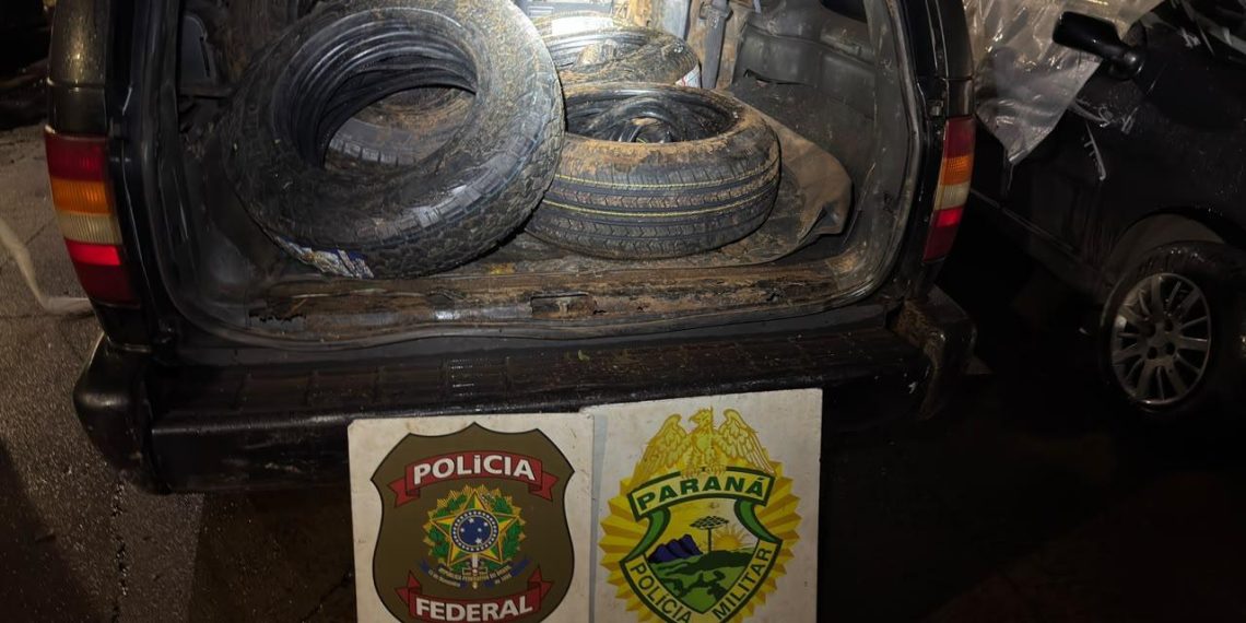 PF e PM apreendem cerca de 150 pneus contrabandeados em Foz do Iguaçu 1 WhatsApp Image 2026 10 14 at 23.37.21 1140x570 1