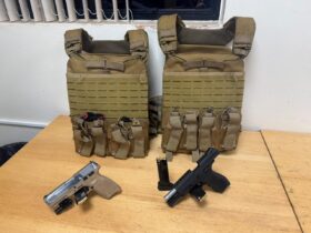 coletes e pistolas