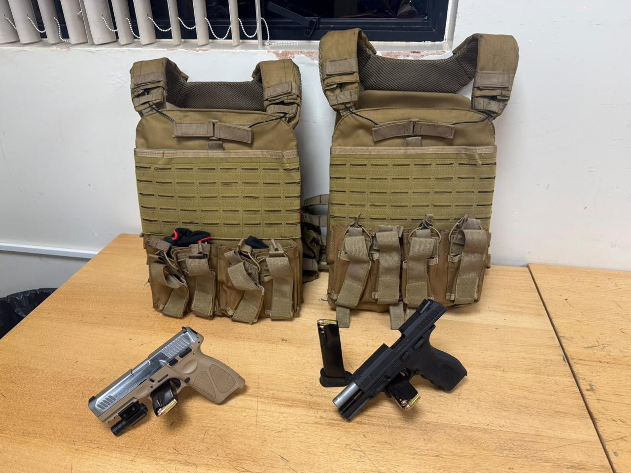 coletes e pistolas