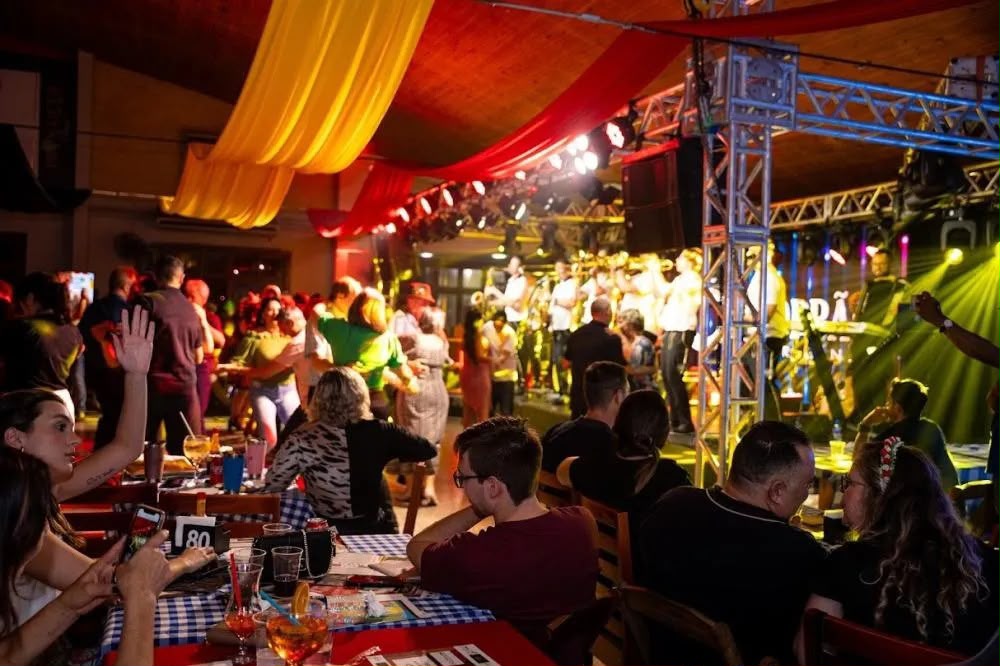 Rotary Club promove a 12ª Noite Alemã com jantar típico, open bar e show da Orquestra Continental em Foz 1 noite alema